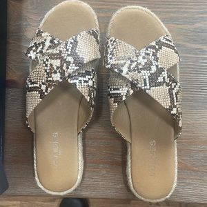 Beautiful Sandals J/ Slides NYC